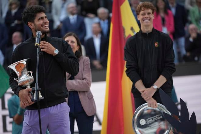 Carlos Alcaraz (vľavo) a Jannik Sinner po finále na Masters 1000 v Ríme 2025
