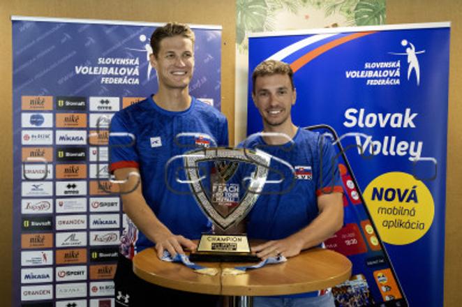 Slovenskí plážoví volejbalisti Ľuboš Nemec a Adrian Petruf s trofejou z turnaja na Filipínach.