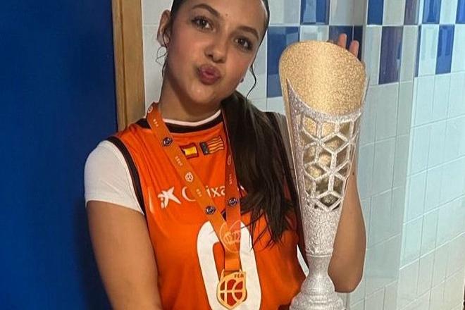 Emilly Kováčik s majstrovskou trofejou.