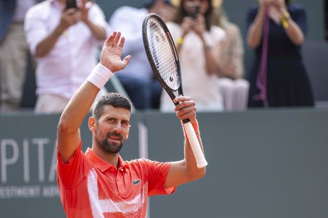 Novak Djokovič oslavuje stý titul na okruhu ATP. Po triumfe nad Poliakom Hubertom Hurkaczom v Ženeve.