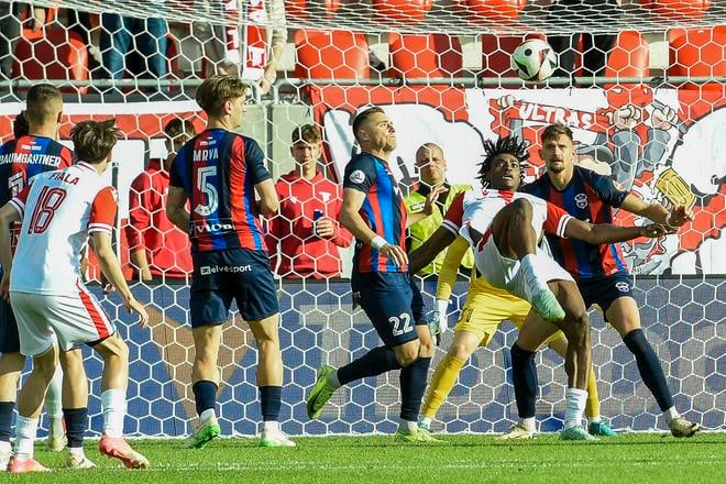 Chinonso Emeka a jeho nožničky, po ktorých vyhrával Trenčín 2:1.