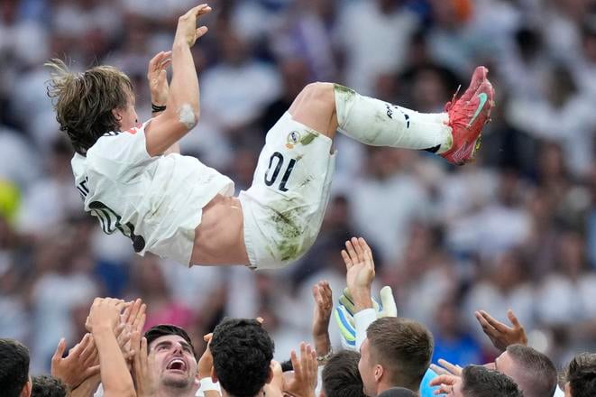 Chorvátsky futbalista Luka Modrič z Realu Madrid nad hlavami spoluhráčov po svojom poslednom zápase v drese bieleho baletu.