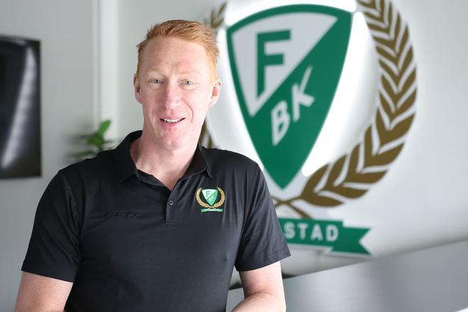 Jörgen Jönsson v sezóne 2024/2025 povedie vo Färjetade aj Marián Studeniča.