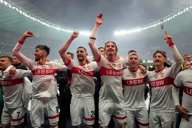 Hráči VfB Stuttgart oslavujú triumf v Nemeckom pohári.