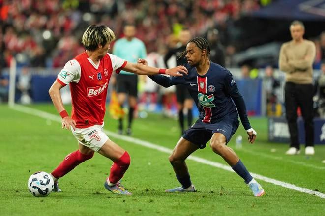 Hiroki Sekine v súboji s Bradleym Barcolom. Z finále Francúzskeho pohára na štadiíone Stade de France Reims - PSG.