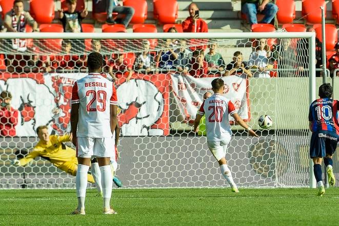 Artur Gajdoš (s číslom 20) posiela pri penalte brankára Tótha do jednej strany a loptu do opačnej.
