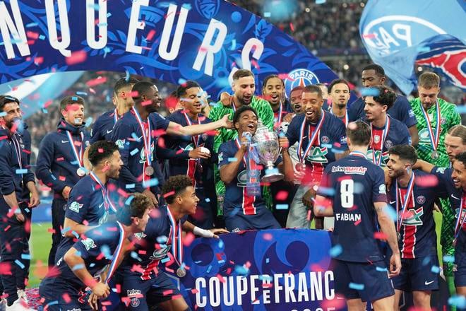 Hráči PSG oslavujú zisk Francúzskeho pohára vo finále Paríž St. Germain - Stade Reims v Paríži 24. mája 2025.