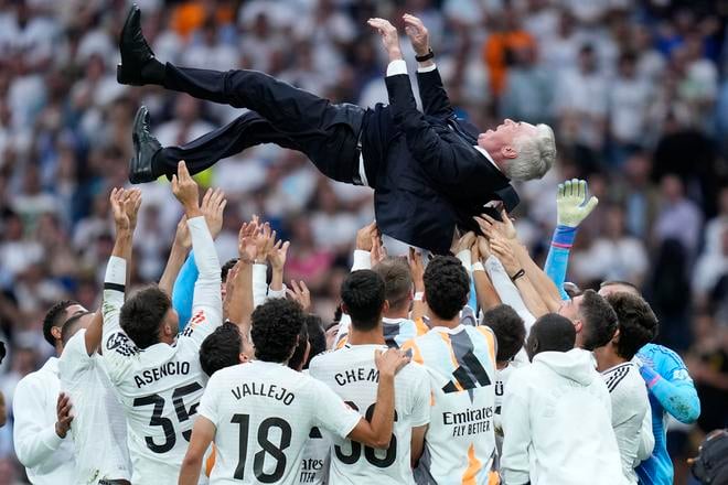 Hráči Realu Madrid vyhadzujú do vzduchu trénera Carla Ancelottiho po futbalovom zápase španielskej ligy La Liga Real Madrid - Real Sociedad v Madride 24. mája 2025. Taliansky tréner Carlo Ancelotti absolvoval rozlúčkový zápas na lavičke „bieleho baletu", v priebehu budúceho týždňa prevezme kormidlo brazílskej reprezentácie.