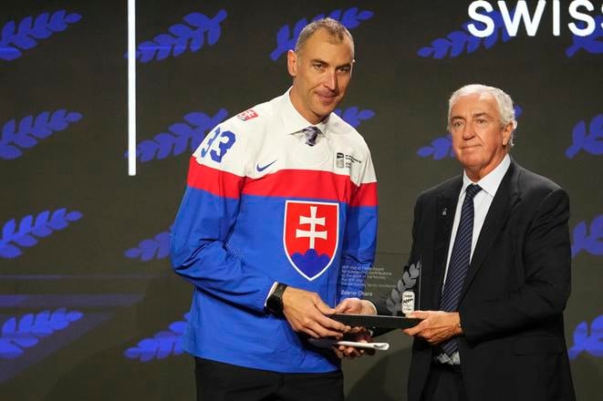 Bývalý slovenský hokejový obranca Zdeno Chára (vľavo) počas uvedenia do Siene slávy Medzinárodnej hokejovej federácie (IIHF), vpravo prezident IIHF Luc Tardif v Štokholme v nedeľu 25. mája 2025.