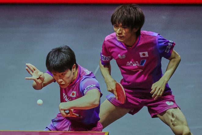 Japonci Hiroto Shinozuka a Shunsuke Togami hrajú proti Taiwančanom Kao Cheng-Jui a Lin Yun-Ju počas finálového zápasu mužskej štvorhry na finálovom turnaji