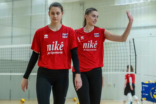 Blokárka Tereza Hrušecká (vpravo) dosiahla v zápase 14 bodov, z toho 4 blokmi.