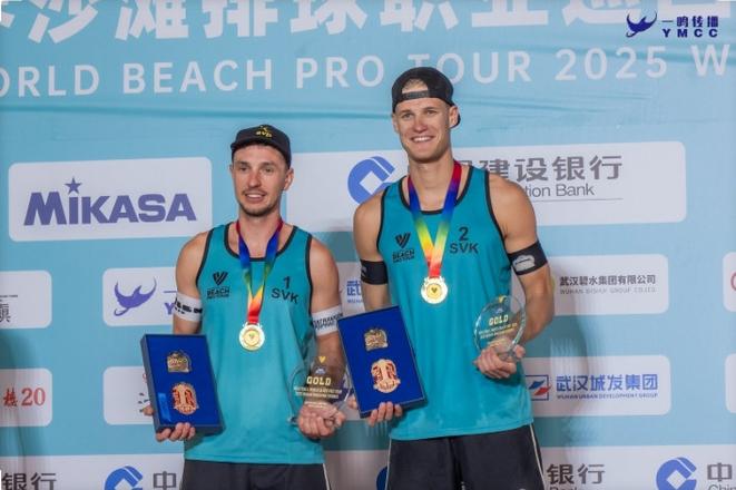Ľuboš Nemec (vľavo) a Adrian Petruf triumfovali vo Wu-chane.