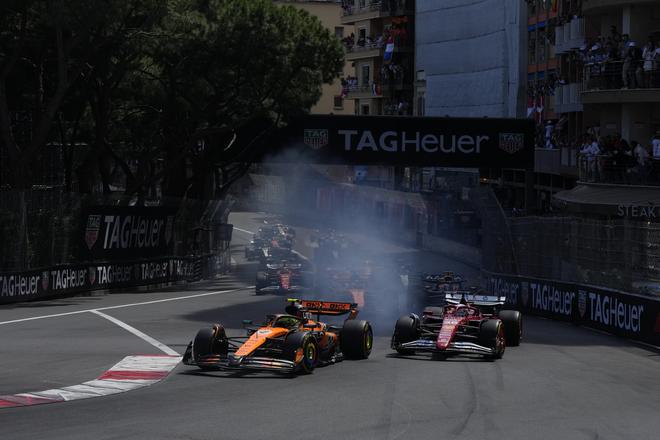 Britský jazdec F1 Lando Norris na McLarene (vpredu) vedie po štarte pretekov nedeľňajšej Veľkej ceny Monaka formuly 1 na okruhu v Monaku.