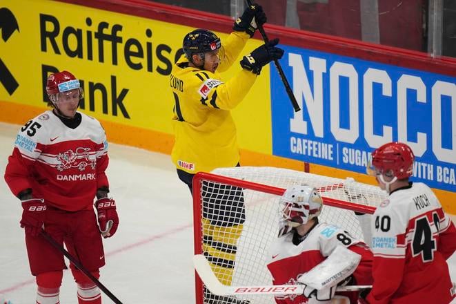 Mikael Backlund strelil Dánom v súboji o bronz na MS 2025 dva góly.
