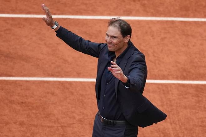 Rafa Nadal počas rozlúčkového ceremoniálu na centrálnom dvorci Philippe-Chatrier na Roland Garros.