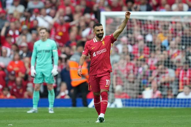 Hráč Liverpoolu Mohamed Salah oslavuje po tom, ako strelil úvodný gól vo futbalovom zápase anglickej ligy Premier League FC Liverpool - Crystal Palace.