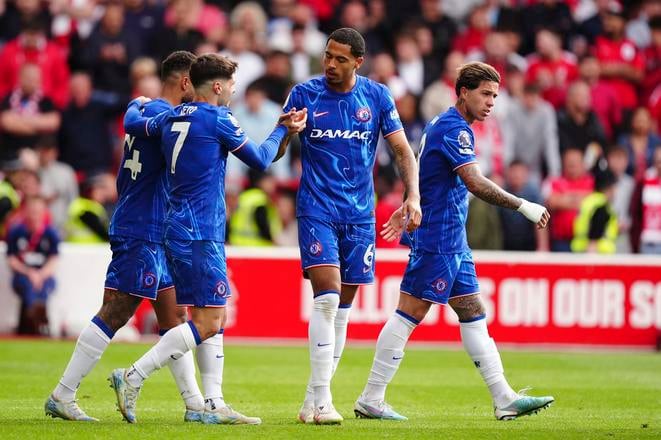 Hráč Chelsea Levi Colwill (uprostred vpravo) oslavuje so spoluhráčmi po tom, ako strelil úvodný gól vo futbalovom zápase anglickej ligy Premier League Nottingham Forest - FC Chelsea.