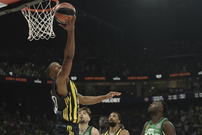 Devon Hall posunul Fenerbahce do finále 18 bodmi. V boji o celkové prvenstvo potom pridal 13 bodov.