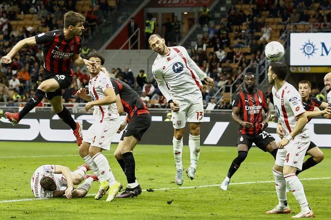 Hráč AC Milána Matteo Gabbia strieľa gól v záverečnom 38. kole talianskej Serie A AC Miláno - AC Monza.
