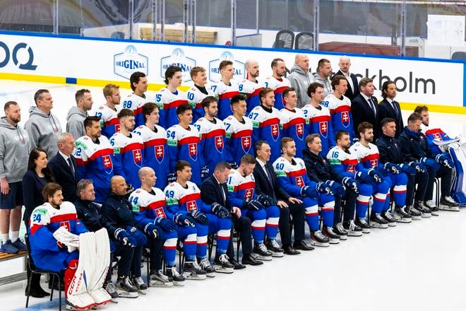 Na snímke slovenskí hokejisti a realizačný tím absolvujú spoločné fotenie počas MS v hokeji 2025.