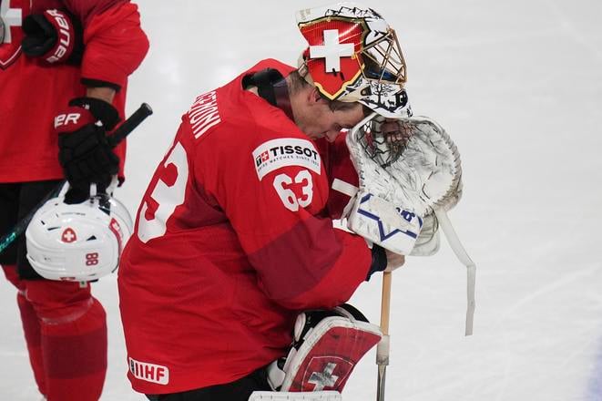 Smutný švajčiarsky brankár Leonardo Genoni po predĺžení zápasu vo finále Švajčiarsko - USA na MS 2025 v hokeji.