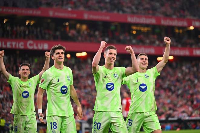 Hráč Barcelony Dani Olmo (20) oslavuje so spoluhráčmi po tom, ako strelil tretí gól vo futbalovom zápase španielskej ligy La Liga Athletic Bilbao - FC Barcelona.
