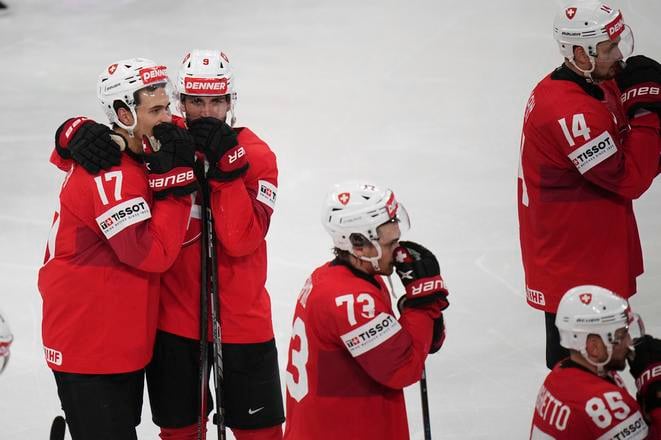 Smutní švajčiarski hokejisti po finálovej prehre na MS 2025 vo Štokholme.