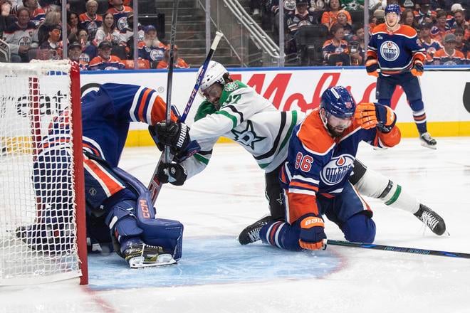 Hráč Dallasu Mason Marchment v súboji s Jakeom Walmanom. Zo zápasu Edmonton - Dallas.