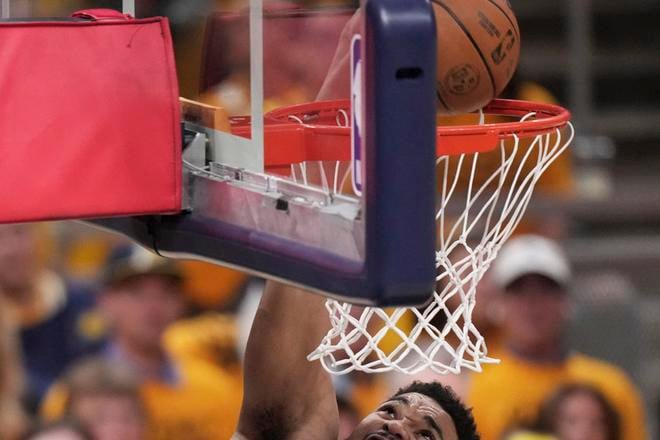 Karl-Anthony Towns strieľa kôš v 3. zápase finále play off Východnej konferencie NBA Indiana Pacers - New York Knicks.