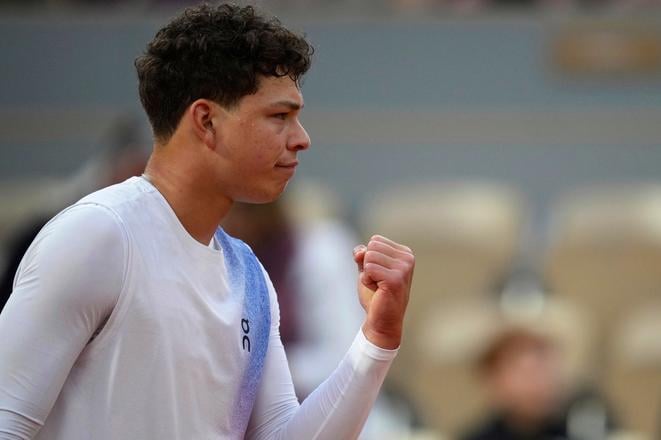 Americký tenista Ben Shelton sa teší po víťaznej výmene v zápase 1. kola French Open s Talianom Lorenzom Sonegom.