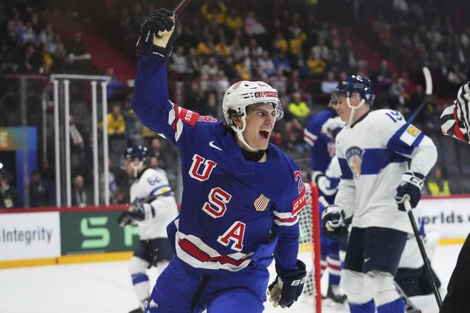 Americký hokejista Zeev Buium sa teší z gólu vo štvrťfinálovom zápase USA - Fínsko na MS v Štokholme.