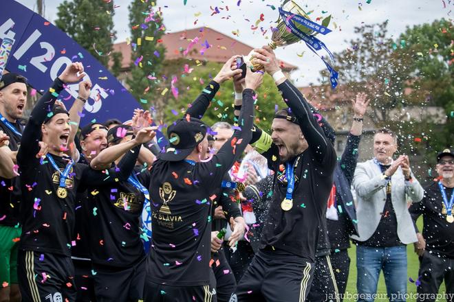 Radosť hráčov Slávie TU z triumfu v tretej lige východ.