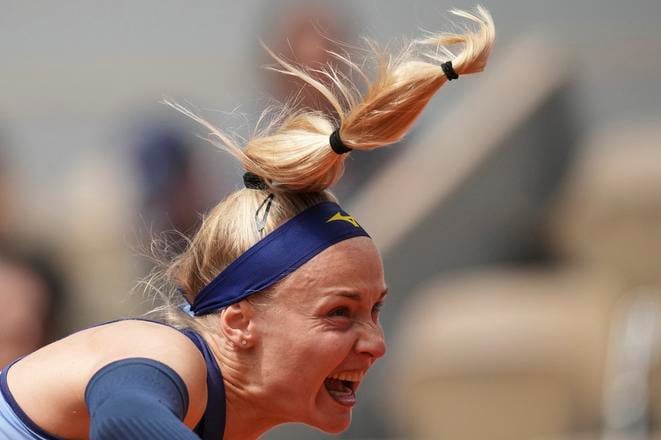 Rebecca Šramková odvracia úder Igy Swiatekovej počas zápasu 1. kola ženskej dvojhry na grandslamovom turnaji Roland Garros v Paríži.