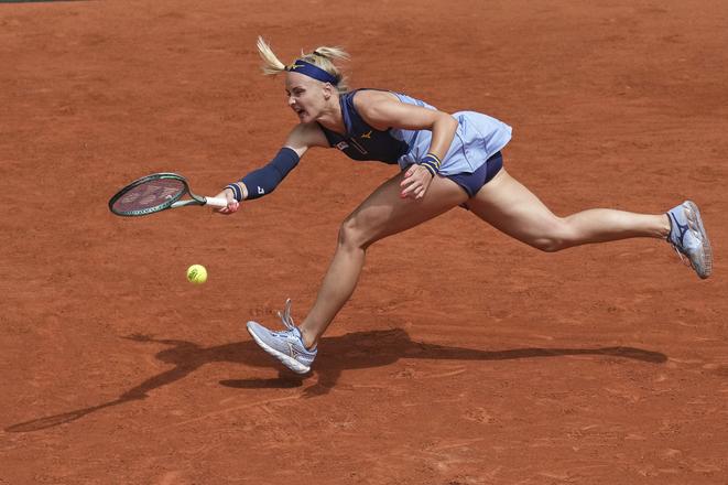 Rebecca Šramková odvracia úder Igy Swiatekovej.