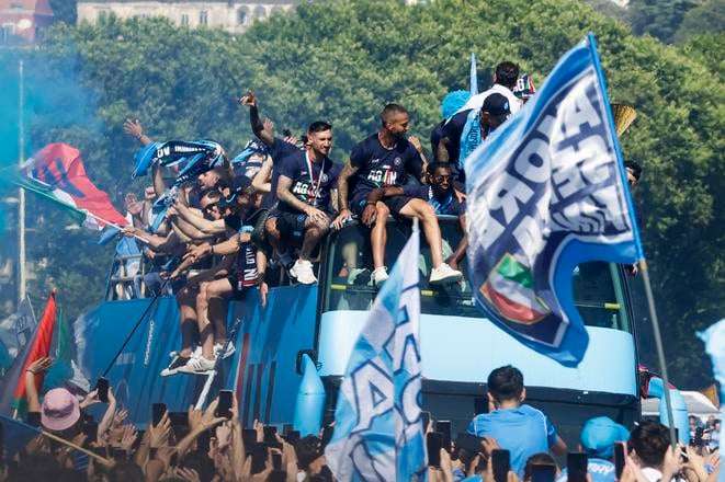 Futbalový tím SSC Neapol oslavuje v otvorenom autobuse svoj štvrtý titul v talianskej Serii A.