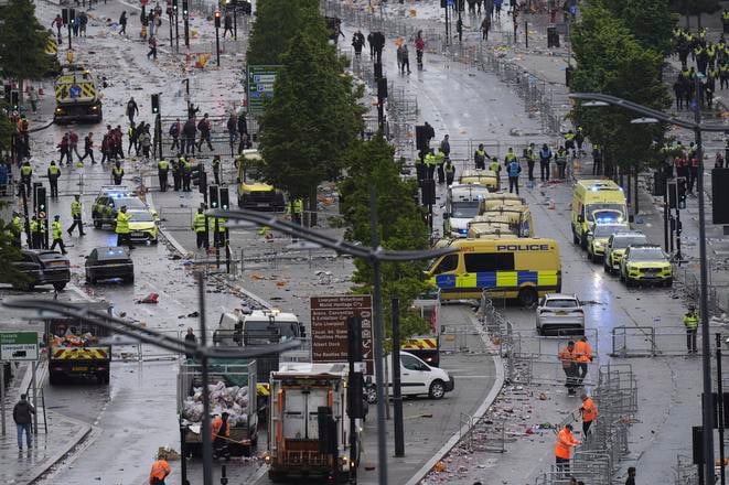 Na snímke polícia a záchranári na mieste po zrážke auta do davu fanúšikov futbalového tímu FC Liverpool.