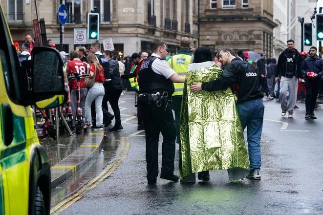 Na snímke polícia a záchranári na mieste po zrážke auta do davu fanúšikov futbalového tímu FC Liverpool v Londýne.