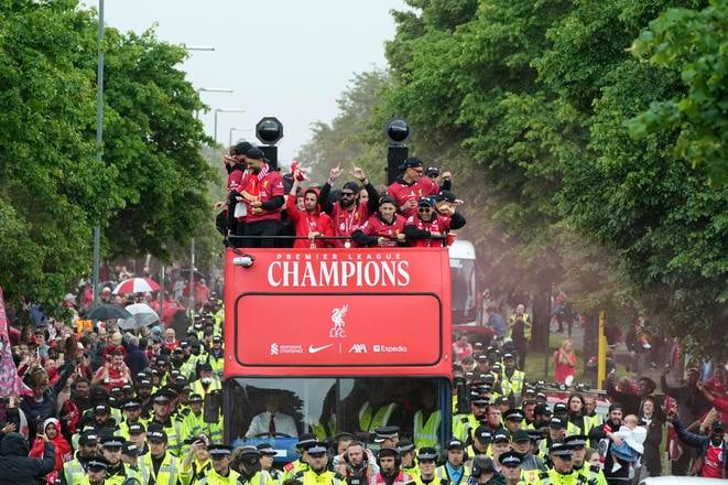 Futbalový tím FC Liverpool oslavuje v otvorenom autobuse zisk titulu v Premier League v uliciach Londýna.
