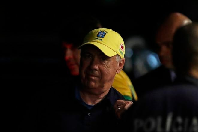 Nový tréner brazílskej futbalovej reprezentácie Carlo Ancelotti po prílete na letisko v Riu de Janeiro.