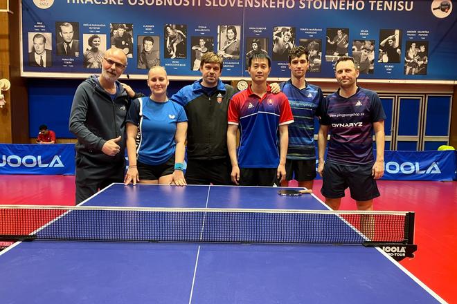 Slovenskí stolní tenisti (zľava) Jaromír Truksa (tréner žien), Barbora Balážová, Peter Šereda (tréner mužov), Wang Jang, Jakub Zelinka a Ľubomír Pištej dosiahli na MS 2025 v Dauhe tri osemfinálové účasti.