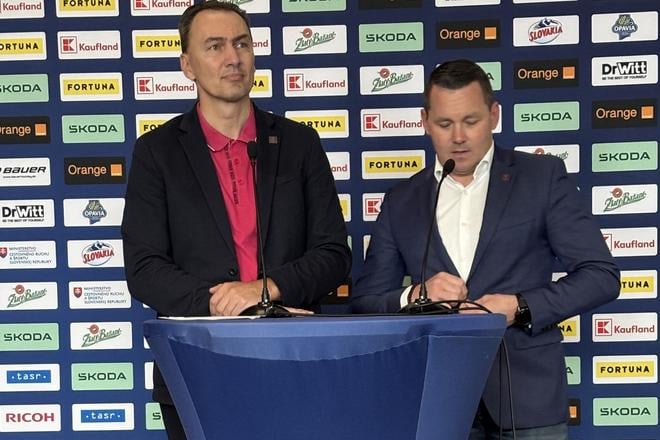 Šéf SZĽH Miroslav Šatan (vľavo) a generálny sekretár SZĽH Miroslav Lažo na tlačovej konferencii ku úspešnej kandidatúre k MS 2029.