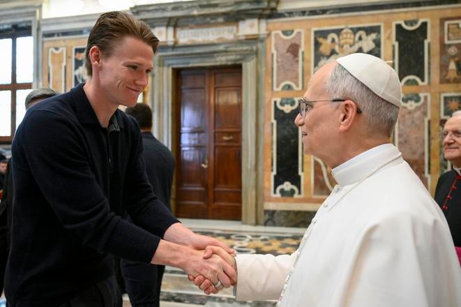 Futbalista SSC Neapol Scott McTominay a pápež Lev XIV. si podávajú ruky počas súkromnej audiencie s talianskym futbalovým tímom vo Vatikáne.