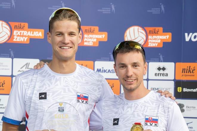 Plážoví volejbalisti Adrián Petruf (vľavo) a Ľuboš Nemec si v máji z Ázie priniesli už dve zlaté medaily.
