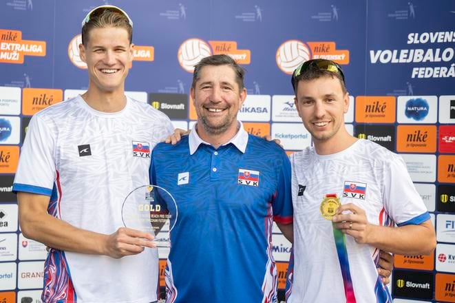 Slovenskí reprezentanti v plážovom volejbale Ľuboš Nemec (vpravo) a Adrián Petruf s trénerom Petrom Vargom.