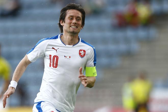 Na archívnej snímke z 27. mája 2016 český futbalista Tomáš Rosický reaguje počas priateľského zápasu proti Malte v nemeckom Kufsteine.