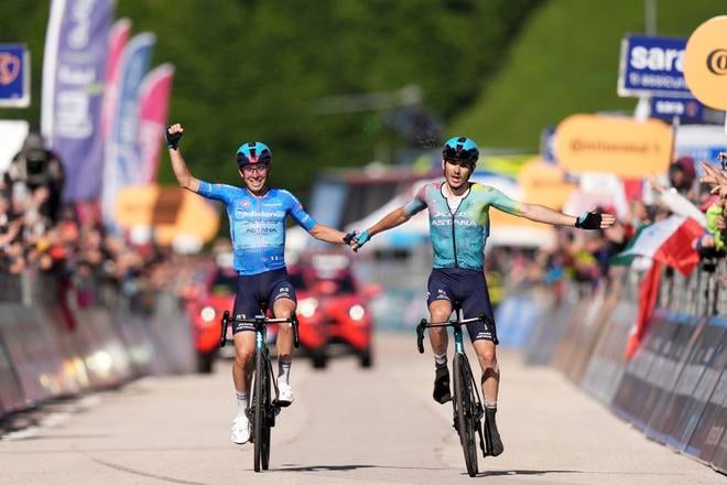 Talianski cyklisti Scaroni a Fortunato spoločne naraz preťali cieľovú pásku 16. etapy Giro d'Italia. Massimo Paolone/LaPresse via AP