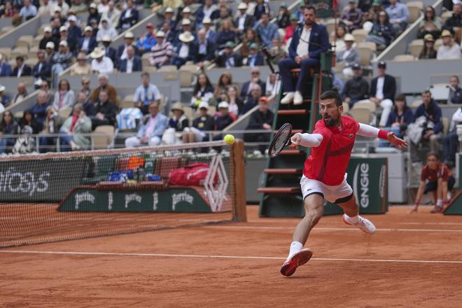 Srbský tenista Novak Djokovič odvracia loptičku Američanovi Mackenziemu McDonaldovi počas zápasu 1. kola mužskej dvojhry na grandslamovom turnaji Roland Garros v Paríži.
