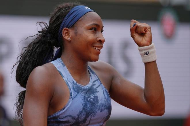 Americká tenistka Coco Gauffová reaguje po bodovom zisku v zápase proti Austrálčanke Olivii Gadeckej v 1. kole dvojhry žien na grandslamovom tenisovom turnaji Roland Garros v Paríži.