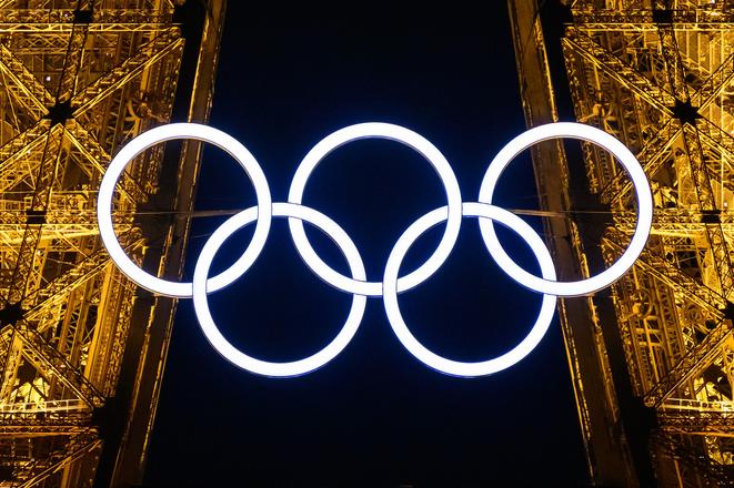 Na snímke Eiffelova veža s olympijskými kruhmi.