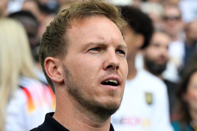 Julian Nagelsmann (vľavo) a jeho asistent Sandro Wagner (vpravo).